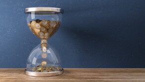3D Illustration Sanduhr mit Geldmünzen
